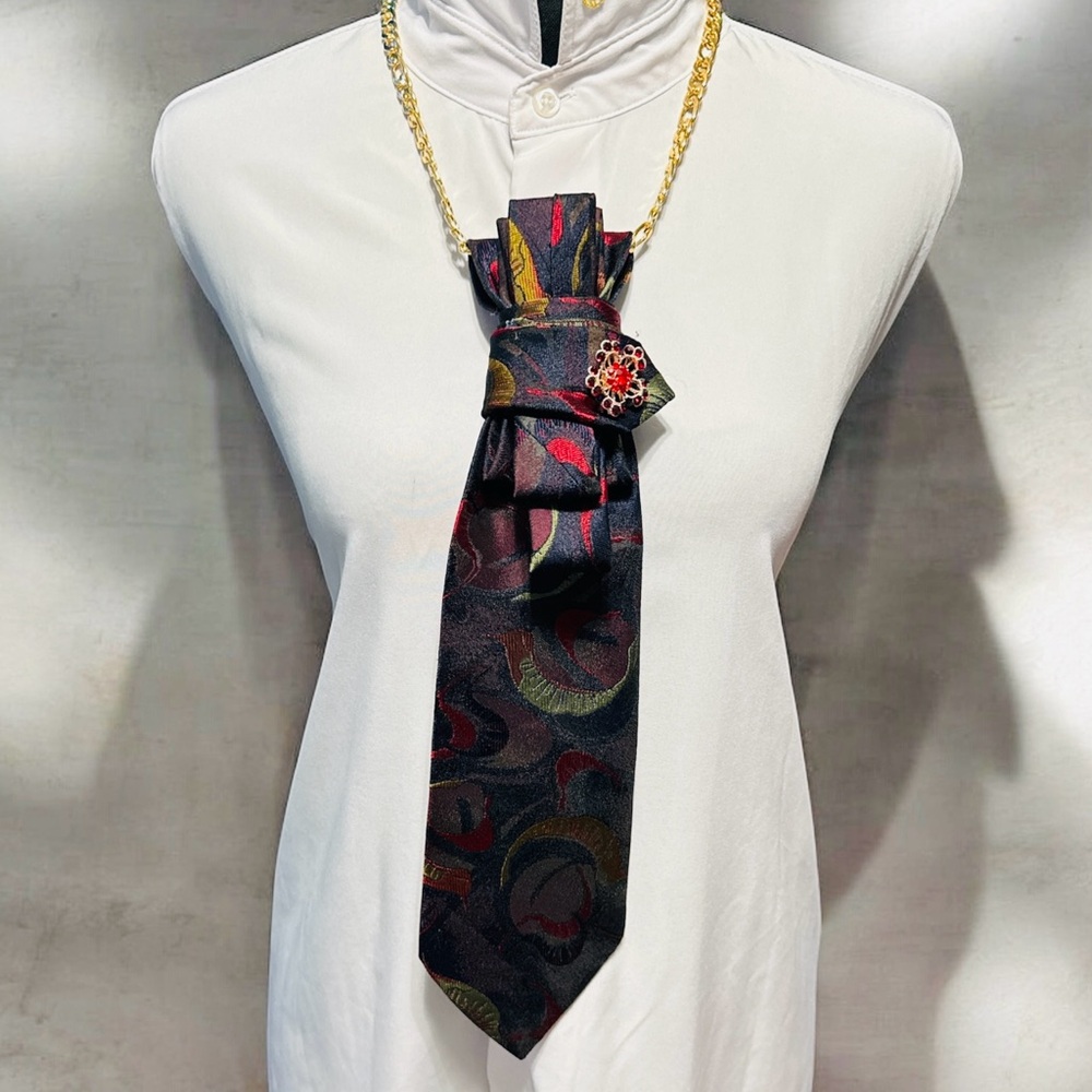 Elegant Multicolor Patterned Necktie with Red/Gold Brooch